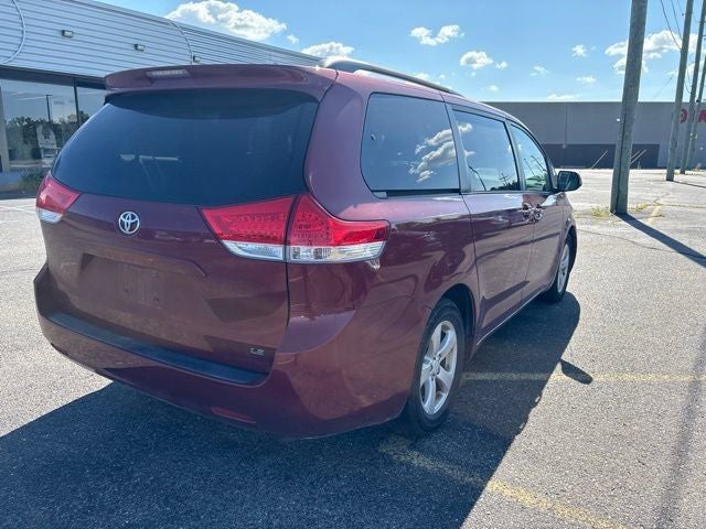 2012 Toyota Sienna LE 8 Passenger