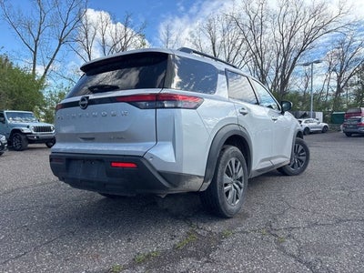 2024 Nissan Pathfinder SV