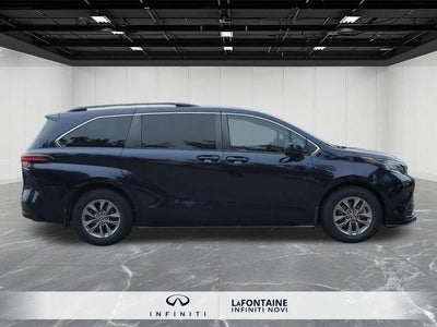 2022 Toyota Sienna LE 8 Passenger