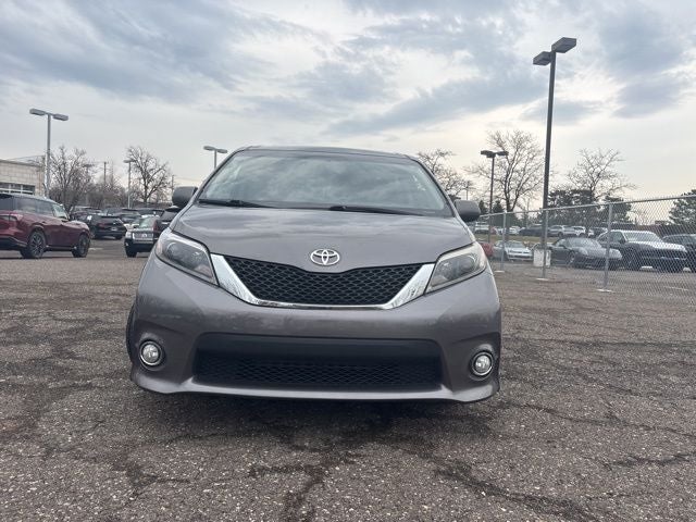 2017 Toyota Sienna SE 8 Passenger