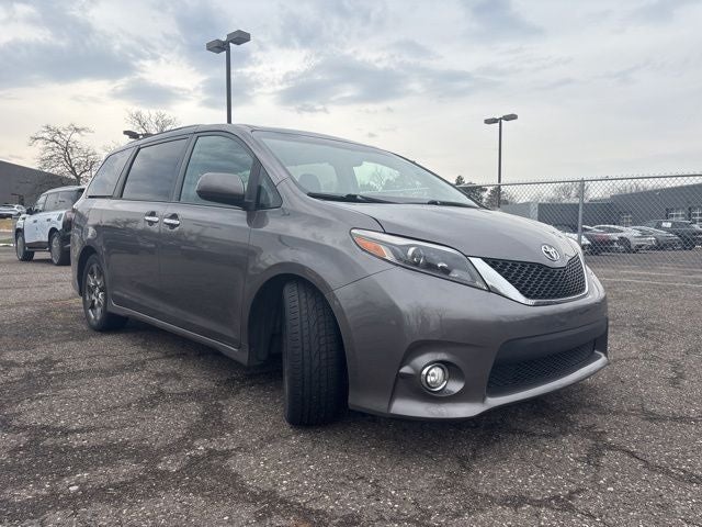 2017 Toyota Sienna SE 8 Passenger