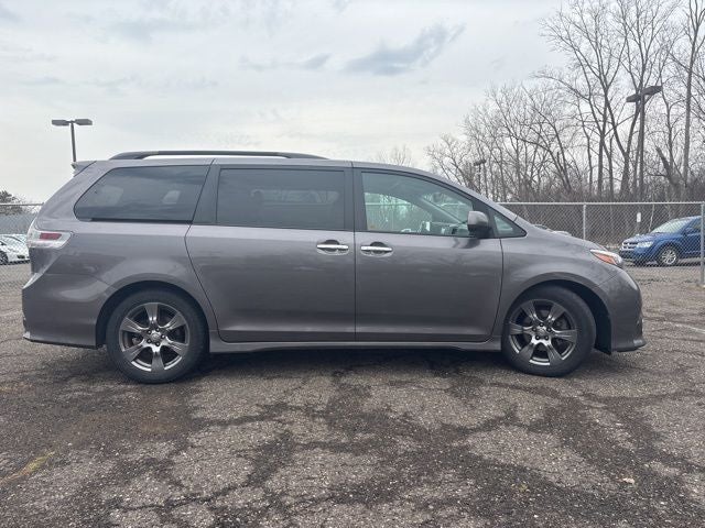 2017 Toyota Sienna SE 8 Passenger