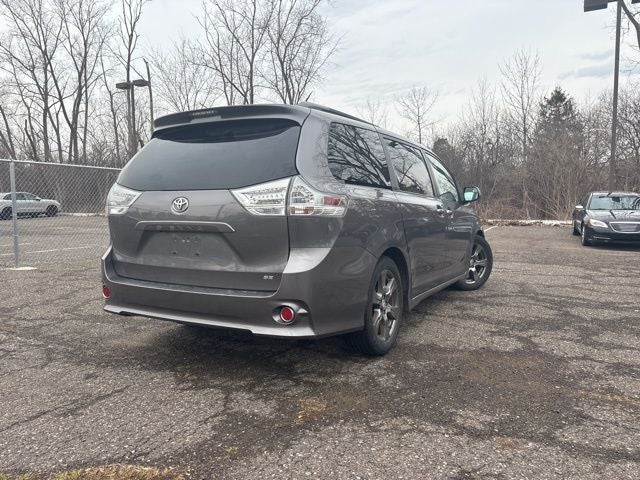 2017 Toyota Sienna SE 8 Passenger