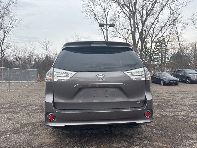 2017 Toyota Sienna SE 8 Passenger