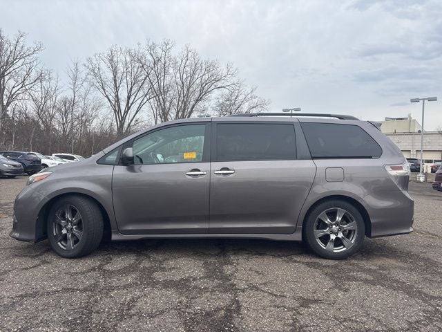 2017 Toyota Sienna SE 8 Passenger