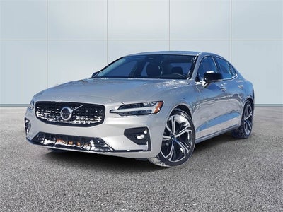 2023 Volvo S60 B5 Plus Dark Theme