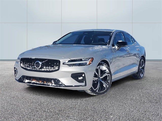 2023 Volvo S60 B5 Plus Dark Theme