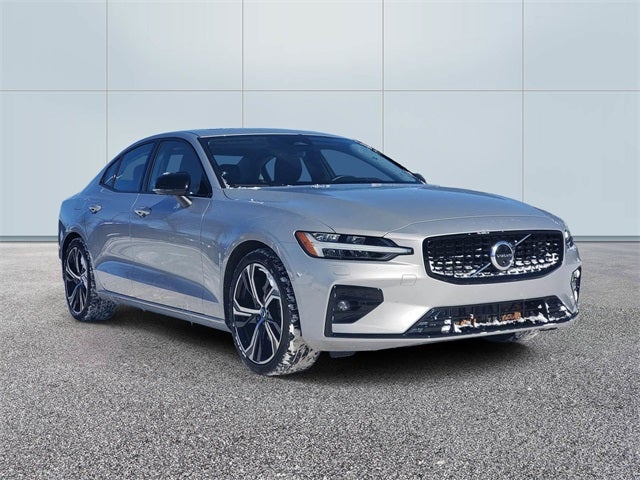 2023 Volvo S60 B5 Plus Dark Theme