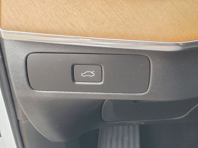 2024 Volvo XC90 B6 Plus Bright Theme