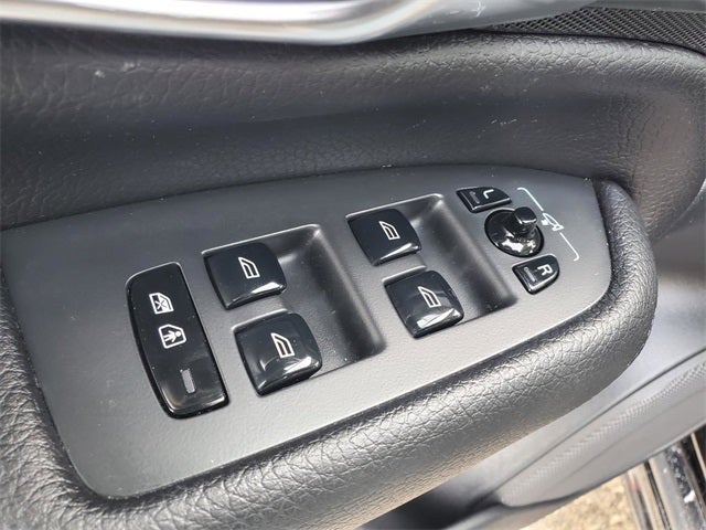 2021 Volvo XC90 T6 Momentum 6-Seat