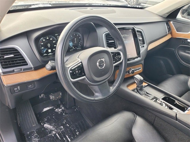 2021 Volvo XC90 T6 Momentum 6-Seat