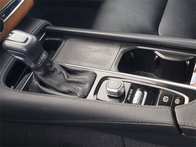 2021 Volvo XC90 T6 Momentum 6-Seat