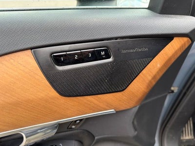 2021 Volvo XC90 T6 Momentum