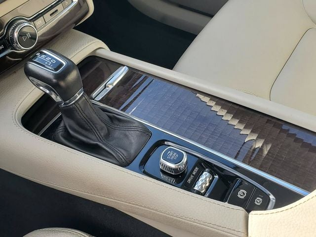2019 Volvo XC90 T6 Momentum