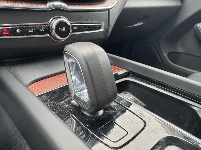 2024 Volvo XC60 Recharge Plug-In Hybrid T8 Plus Dark Theme