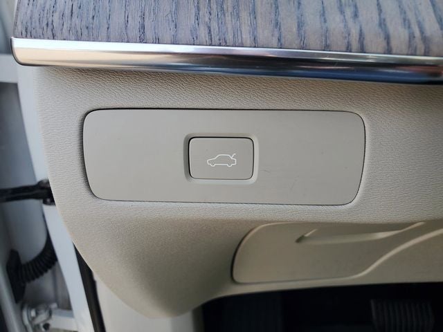 2023 Volvo XC90 B5 Plus