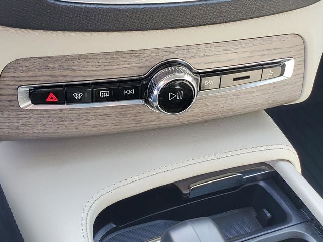 2023 Volvo XC90 B5 Plus