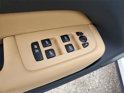 2023 Volvo XC60 B5 Ultimate Dark Theme