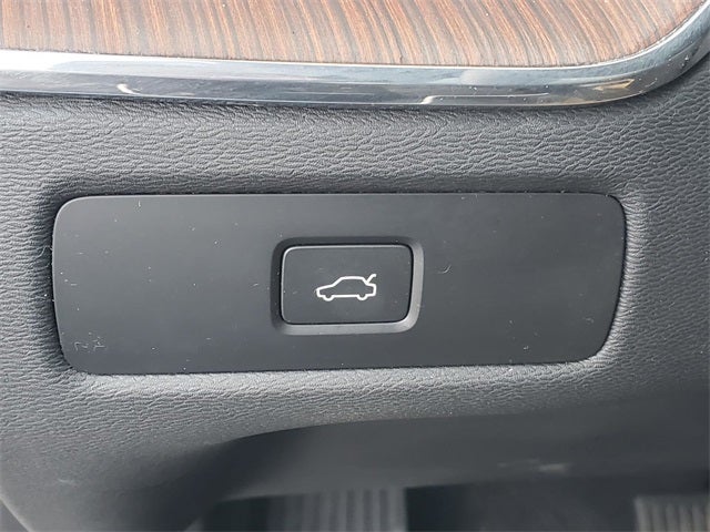 2023 Volvo XC60 B5 Ultimate Dark Theme