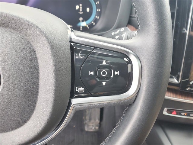 2023 Volvo XC60 B5 Ultimate Dark Theme