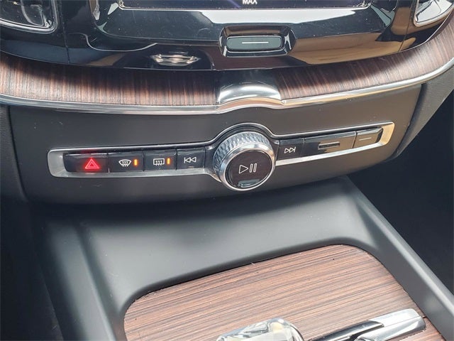 2023 Volvo XC60 B5 Ultimate Dark Theme