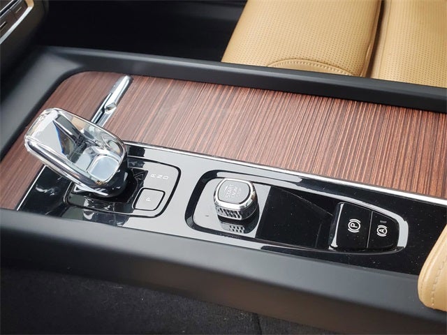 2023 Volvo XC60 B5 Ultimate Dark Theme