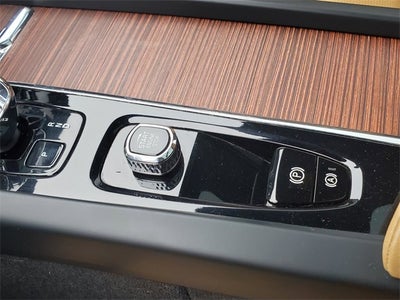 2023 Volvo XC60 B5 Ultimate Dark Theme