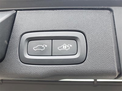 2023 Volvo XC60 B5 Ultimate Dark Theme