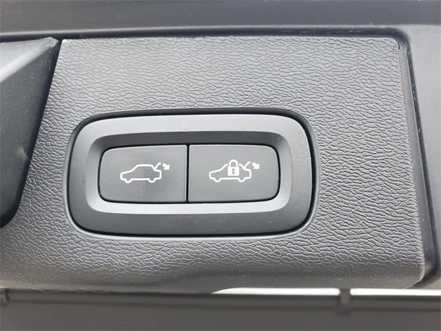 2023 Volvo XC60 B5 Ultimate Dark Theme