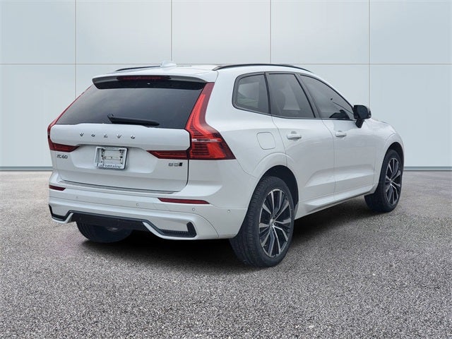 2023 Volvo XC60 B5 Ultimate Dark Theme