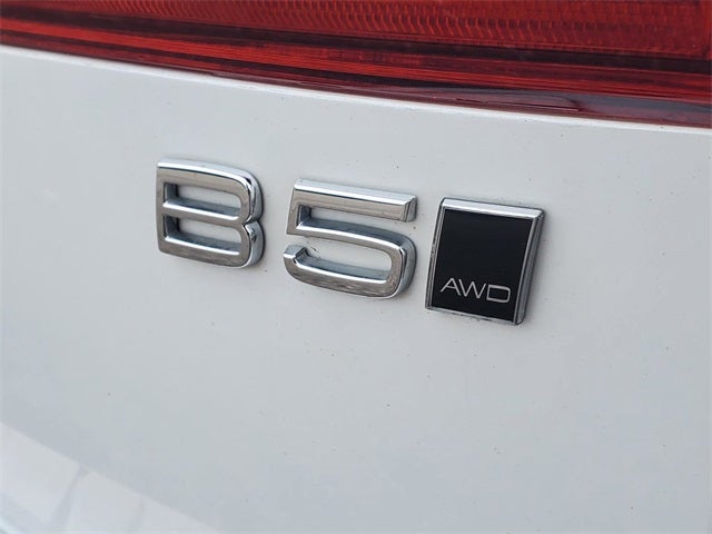 2023 Volvo XC60 B5 Ultimate Dark Theme