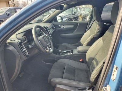 2025 Volvo XC40 B5 Plus Dark Theme