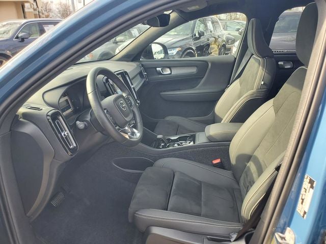 2025 Volvo XC40 B5 Plus Dark Theme