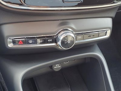 2025 Volvo XC40 B5 Plus Dark Theme