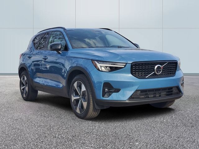 2025 Volvo XC40 B5 Plus Dark Theme