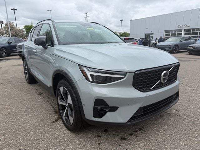 2026 Volvo XC40 B5 Plus