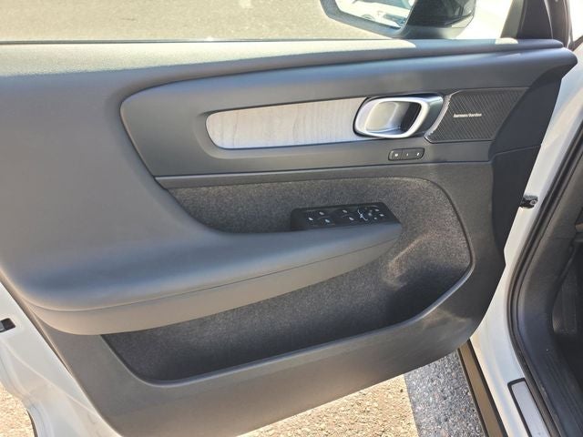 2025 Volvo XC40 B5 Plus Dark Theme