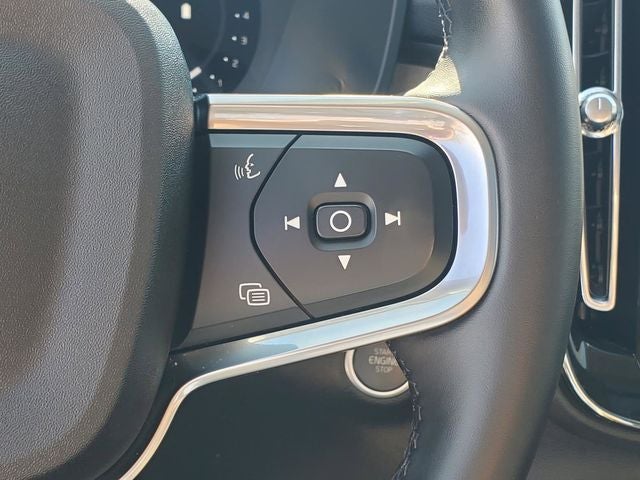 2025 Volvo XC40 B5 Plus Dark Theme