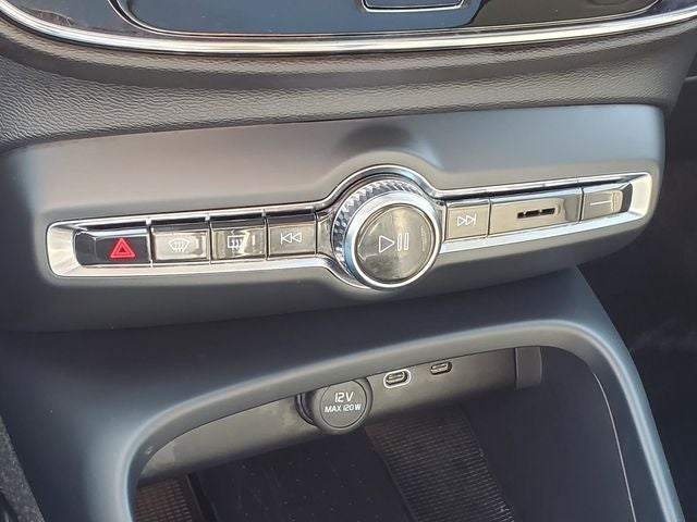 2025 Volvo XC40 B5 Plus Dark Theme