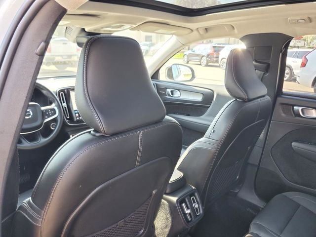 2025 Volvo XC40 B5 Plus Dark Theme
