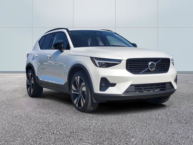 2025 Volvo XC40 B5 Plus Dark Theme