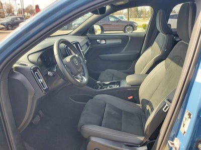 2025 Volvo XC40 B5 Plus Dark Theme