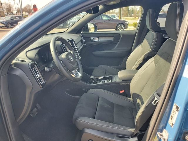 2025 Volvo XC40 B5 Plus Dark Theme