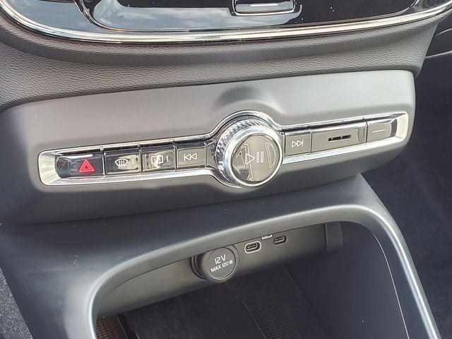 2025 Volvo XC40 B5 Plus Dark Theme