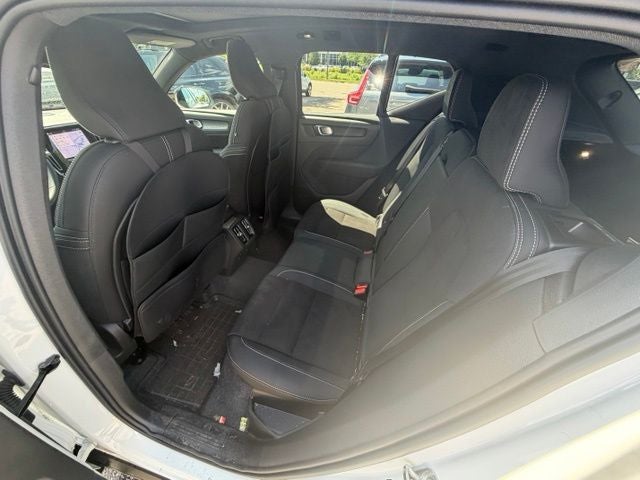 2026 Volvo XC40 B5 Ultra Black Edition