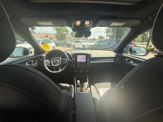 2026 Volvo XC40 B5 Ultra Black Edition