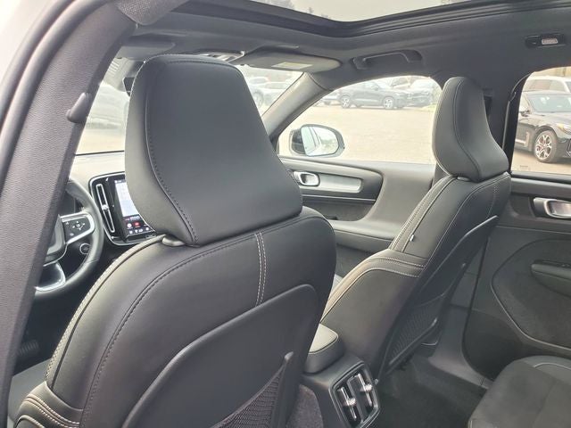 2026 Volvo XC40 B5 Ultra Black Edition