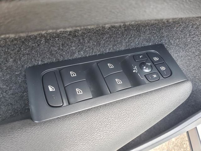 2024 Volvo XC40 B5 Plus Bright Theme