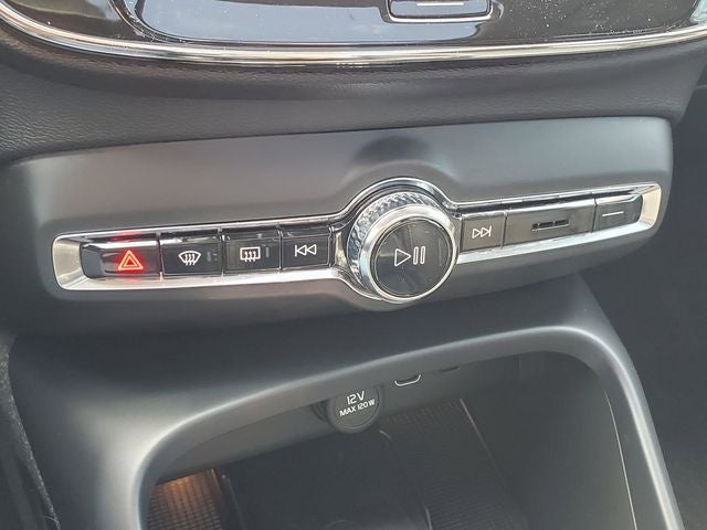 2024 Volvo XC40 B5 Plus Bright Theme