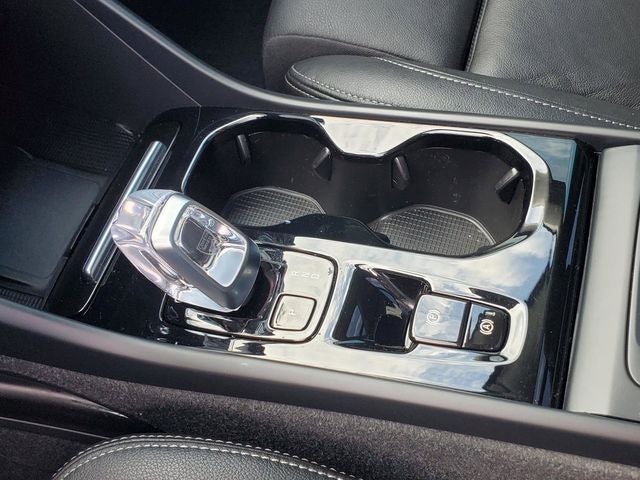 2024 Volvo XC40 B5 Plus Bright Theme